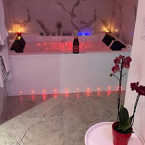 One-Bedroom Apartment Spa Bath